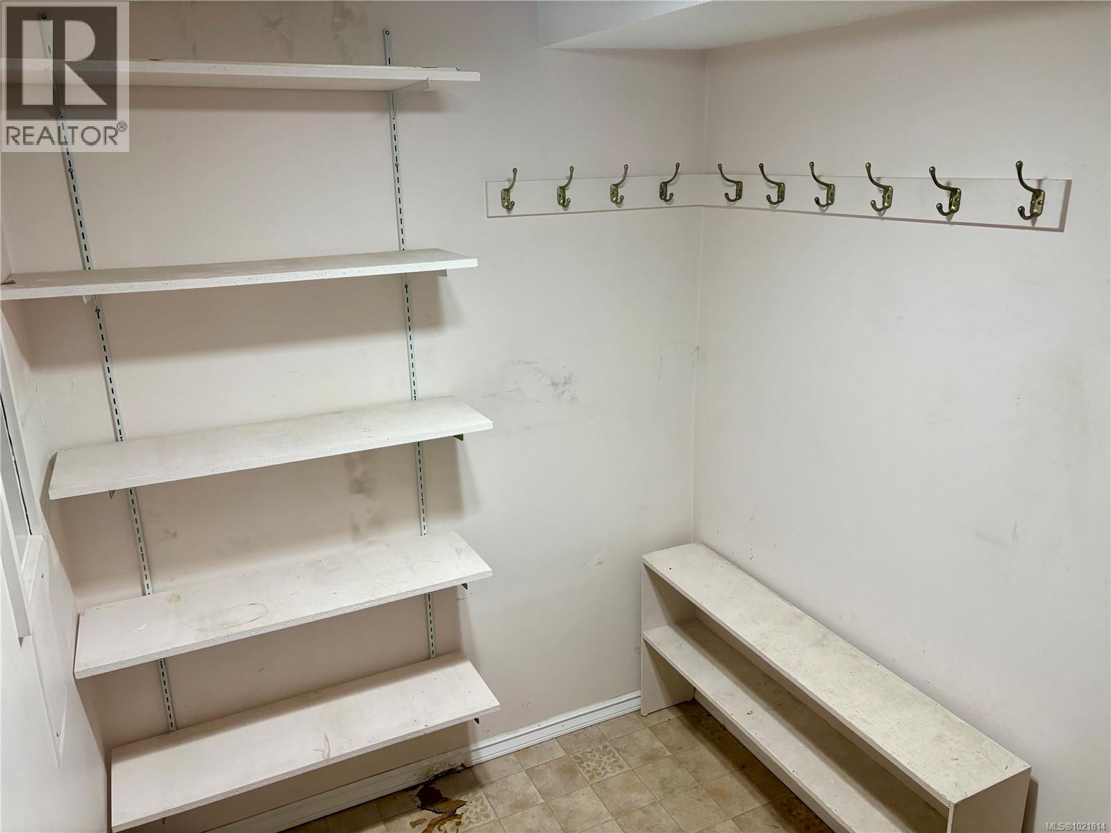 2738 14Th Ave, Port Alberni, BC - Indoor With Storage