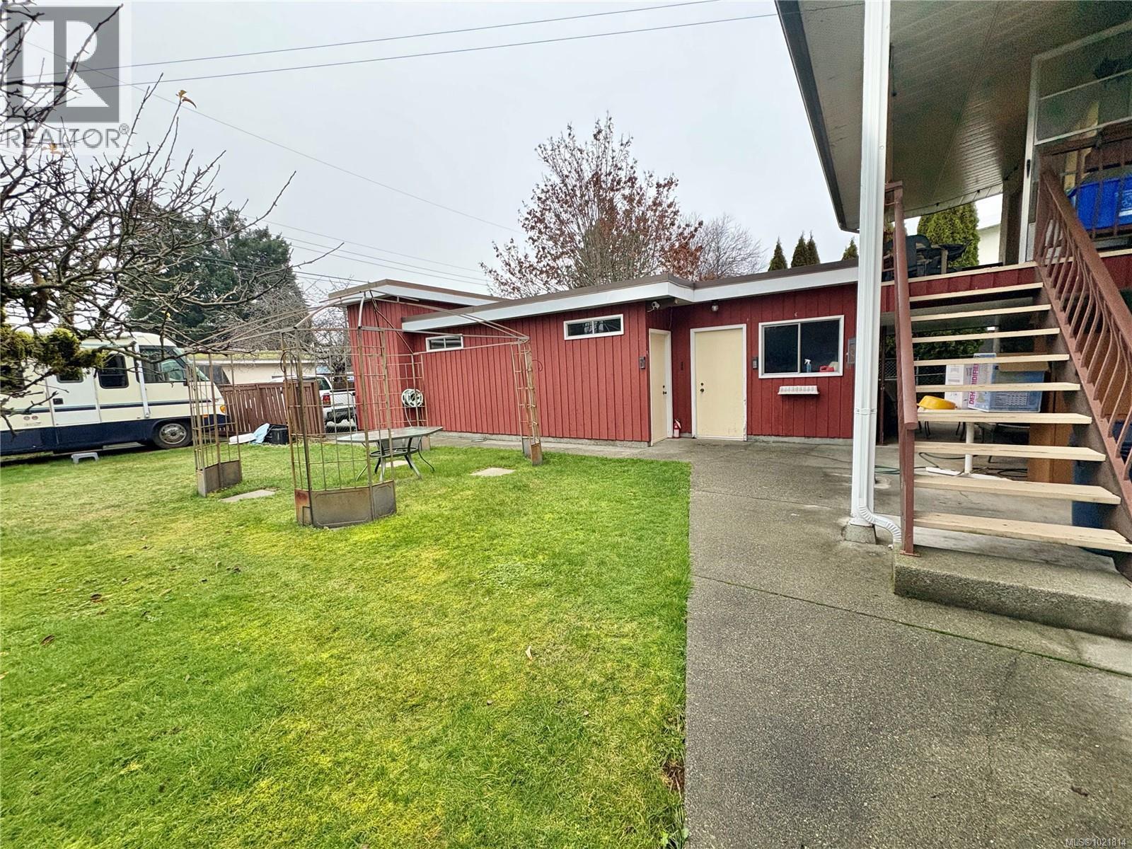 View of yard featuring stairway - 2738 14Th Ave, Port Alberni, BC - Outdoor