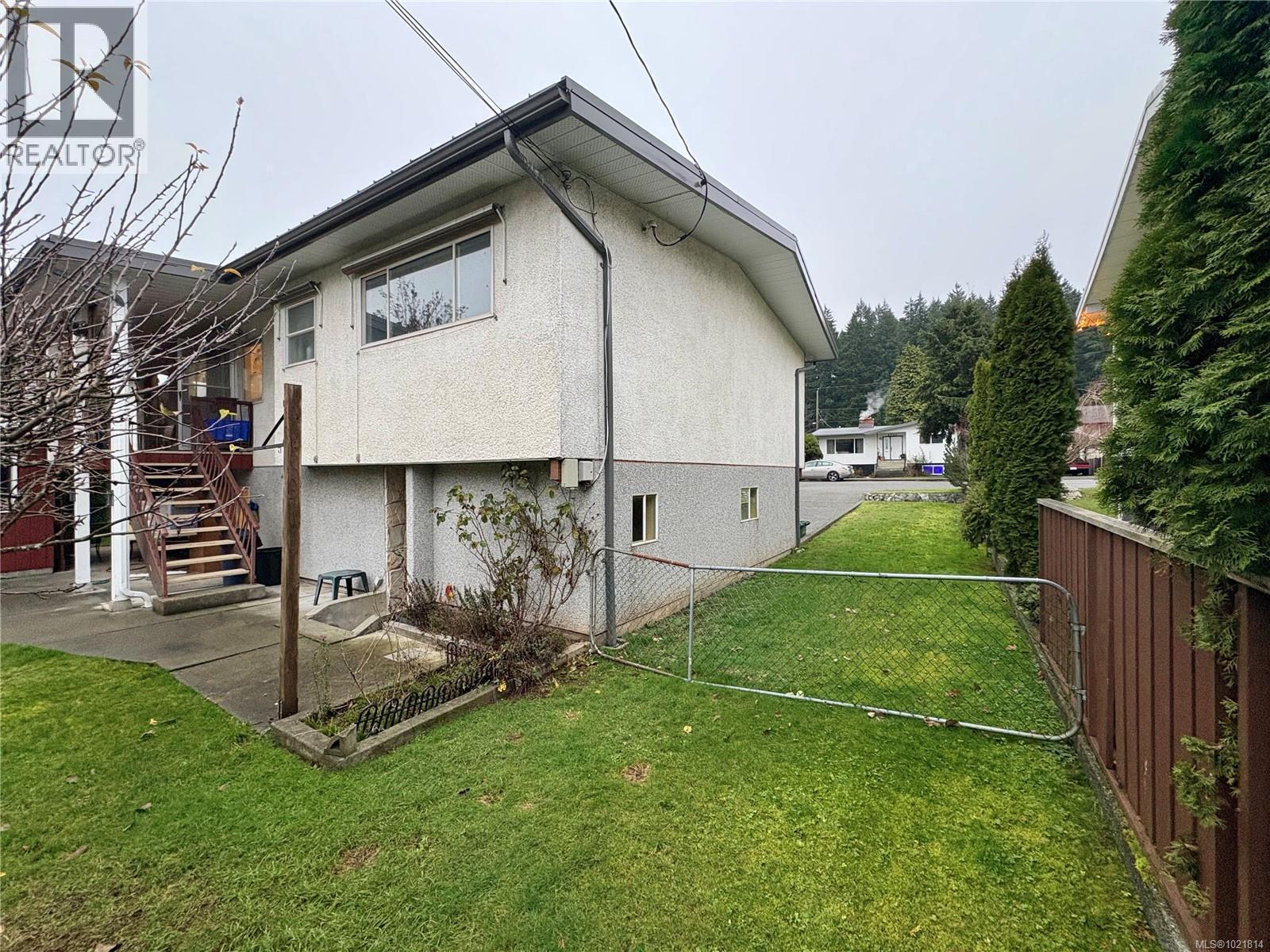 View of side of home featuring a fenced backyard, stucco siding, and stairway - 2738 14Th Ave, Port Alberni, BC - Outdoor