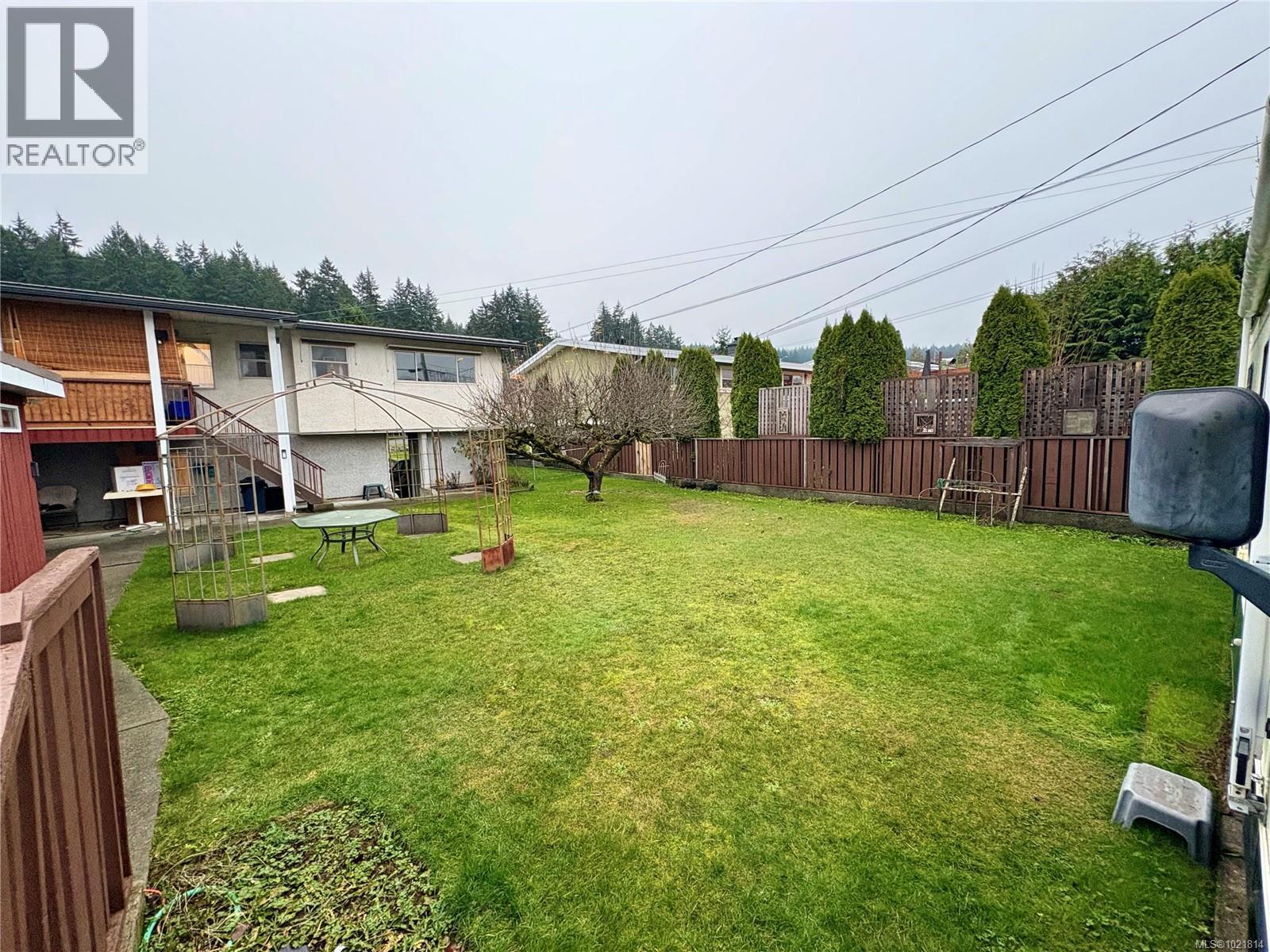 View of yard with stairway - 2738 14Th Ave, Port Alberni, BC - Outdoor