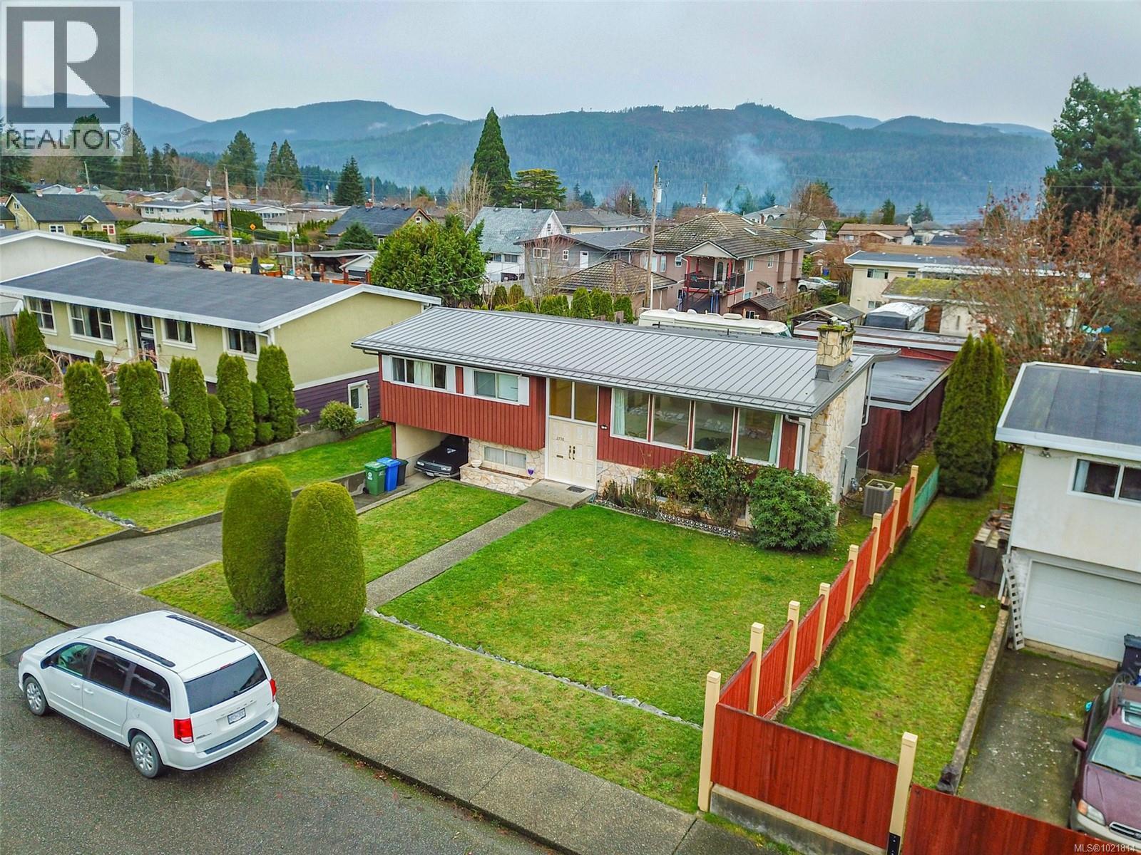 View of front of house featuring a residential view, a mountain view, a metal roof, and a standing seam roof - 2738 14Th Ave, Port Alberni, BC - Outdoor