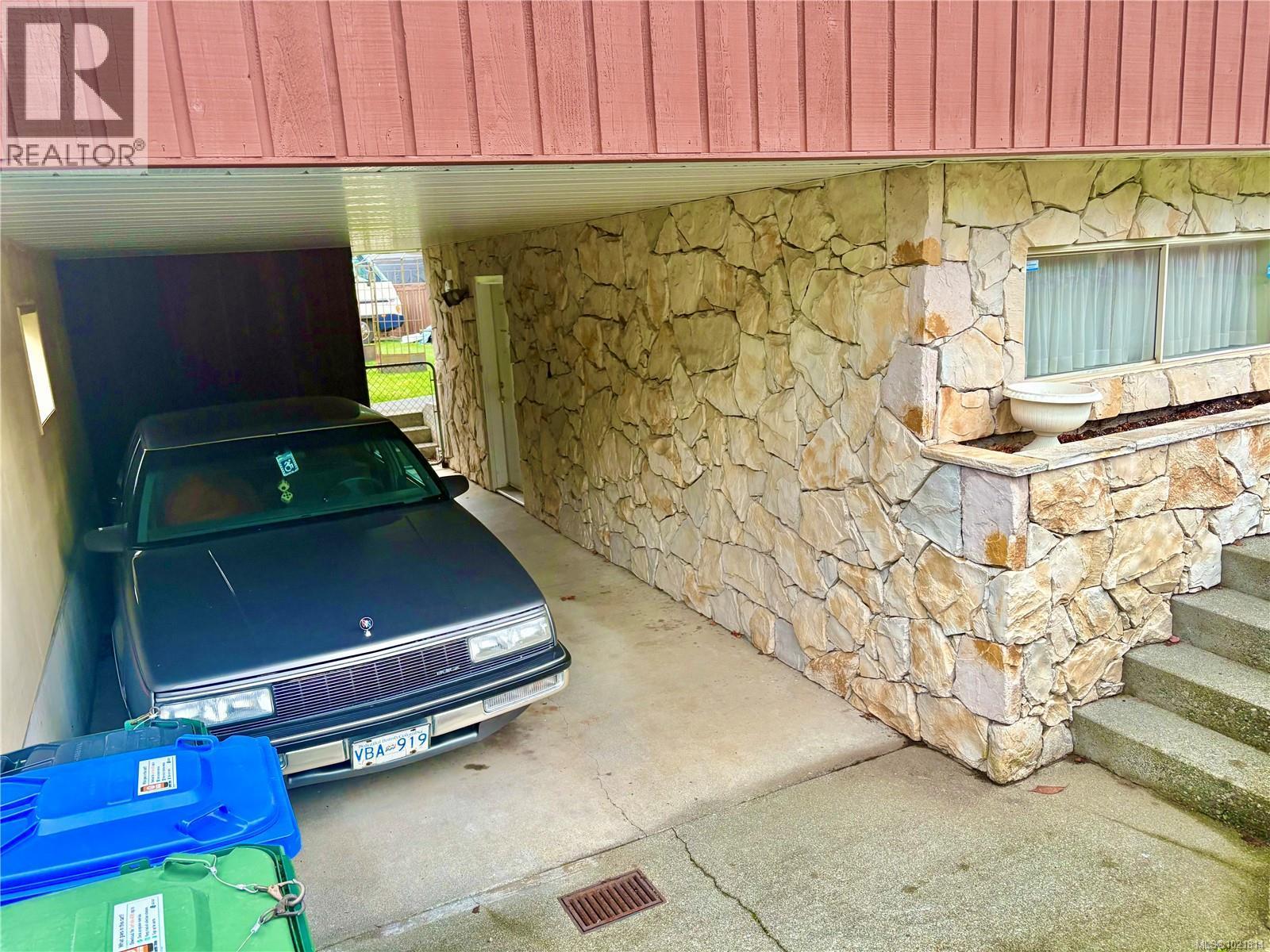 Garage featuring an attached carport - 2738 14Th Ave, Port Alberni, BC -