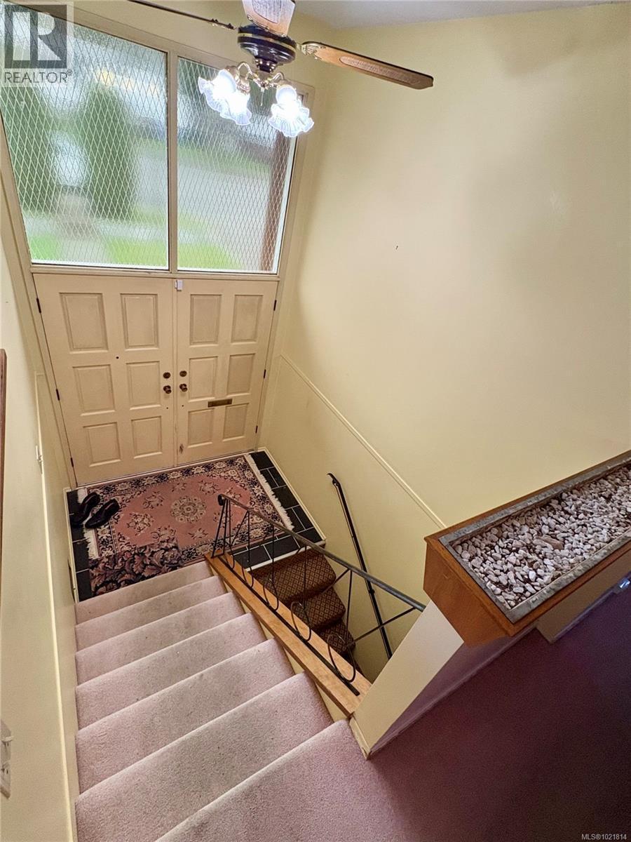Entryway with stairway and ceiling fan - 2738 14Th Ave, Port Alberni, BC - Indoor Photo Showing Other Room