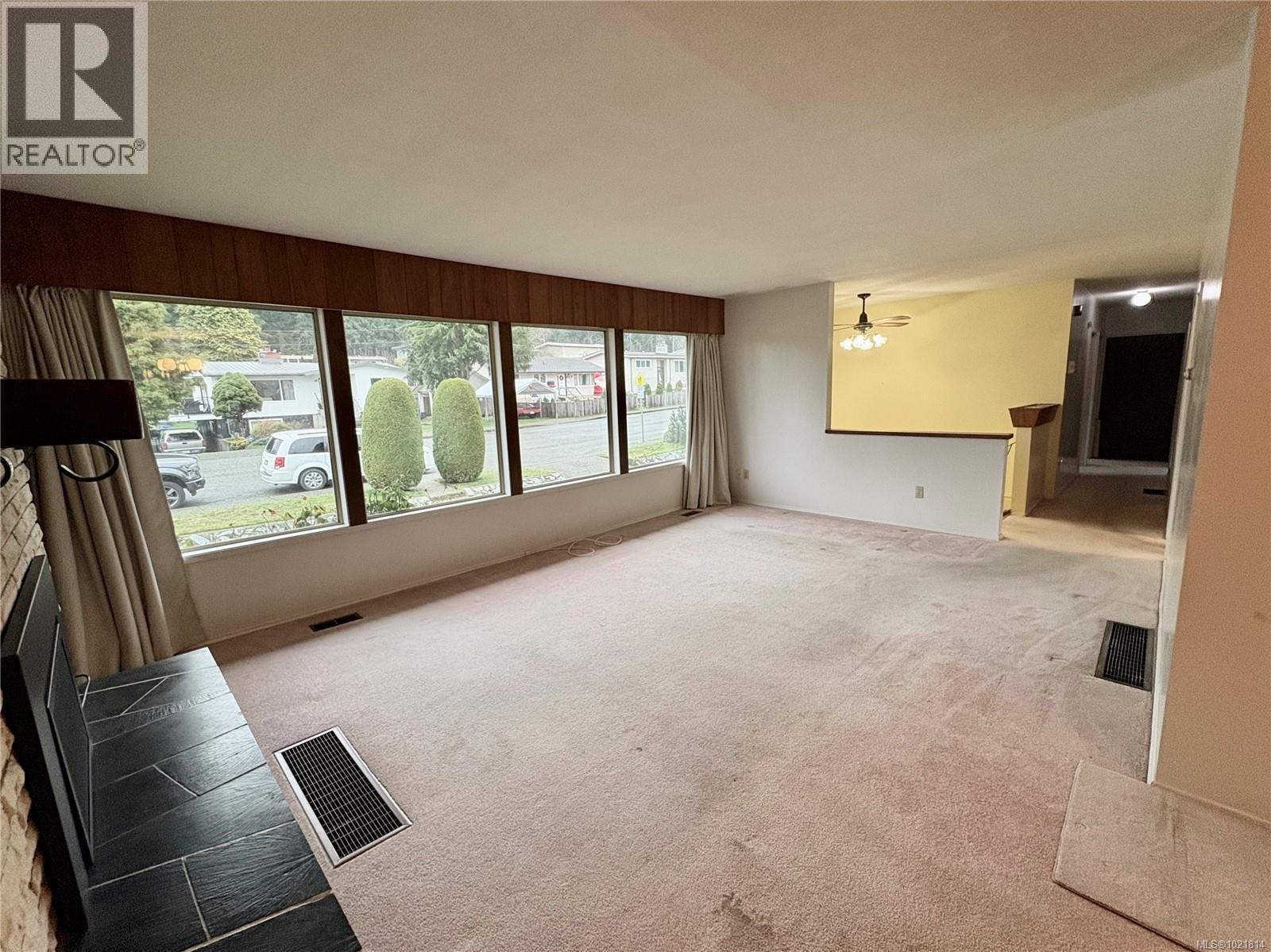 Unfurnished living room featuring carpet floors and a chandelier - 2738 14Th Ave, Port Alberni, BC - Indoor