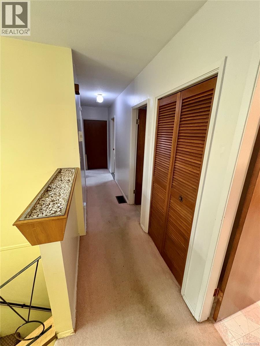 Hallway with light colored carpet - 2738 14Th Ave, Port Alberni, BC - Indoor Photo Showing Other Room