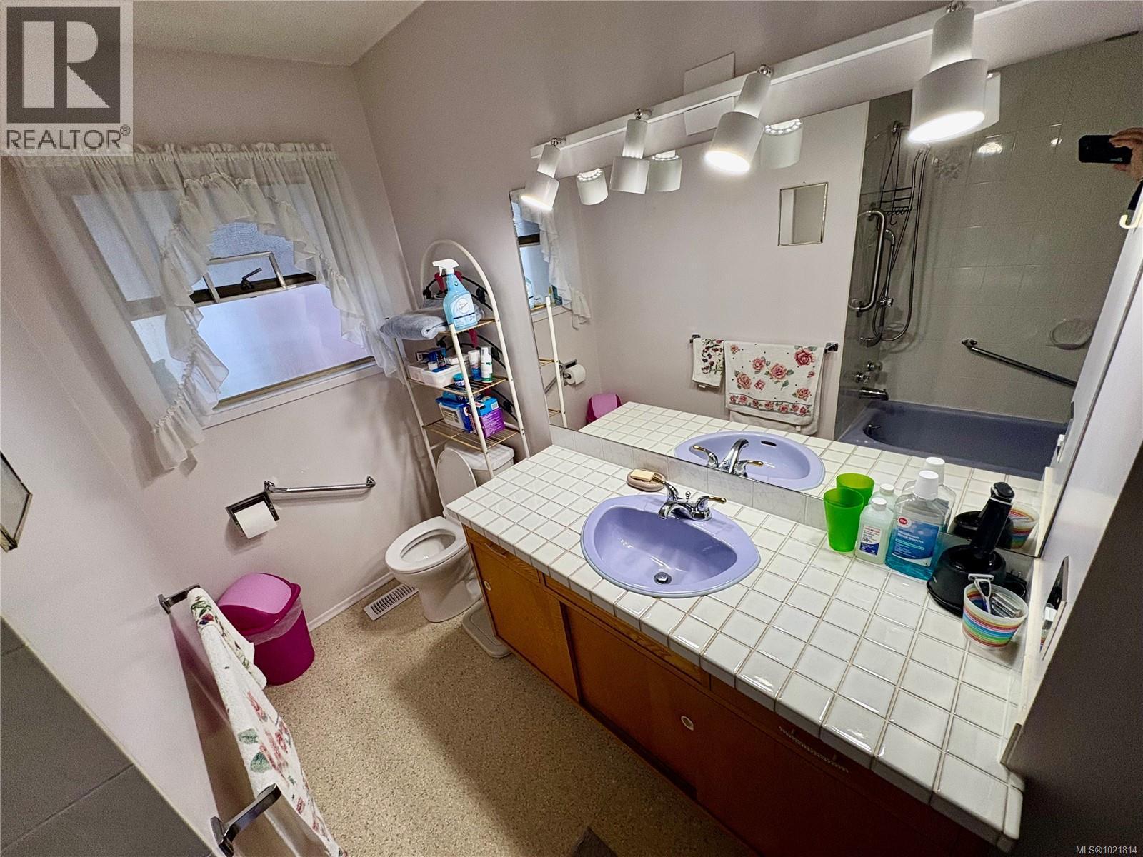 Full bath with curtained shower and vanity - 2738 14Th Ave, Port Alberni, BC - Indoor Photo Showing Bathroom