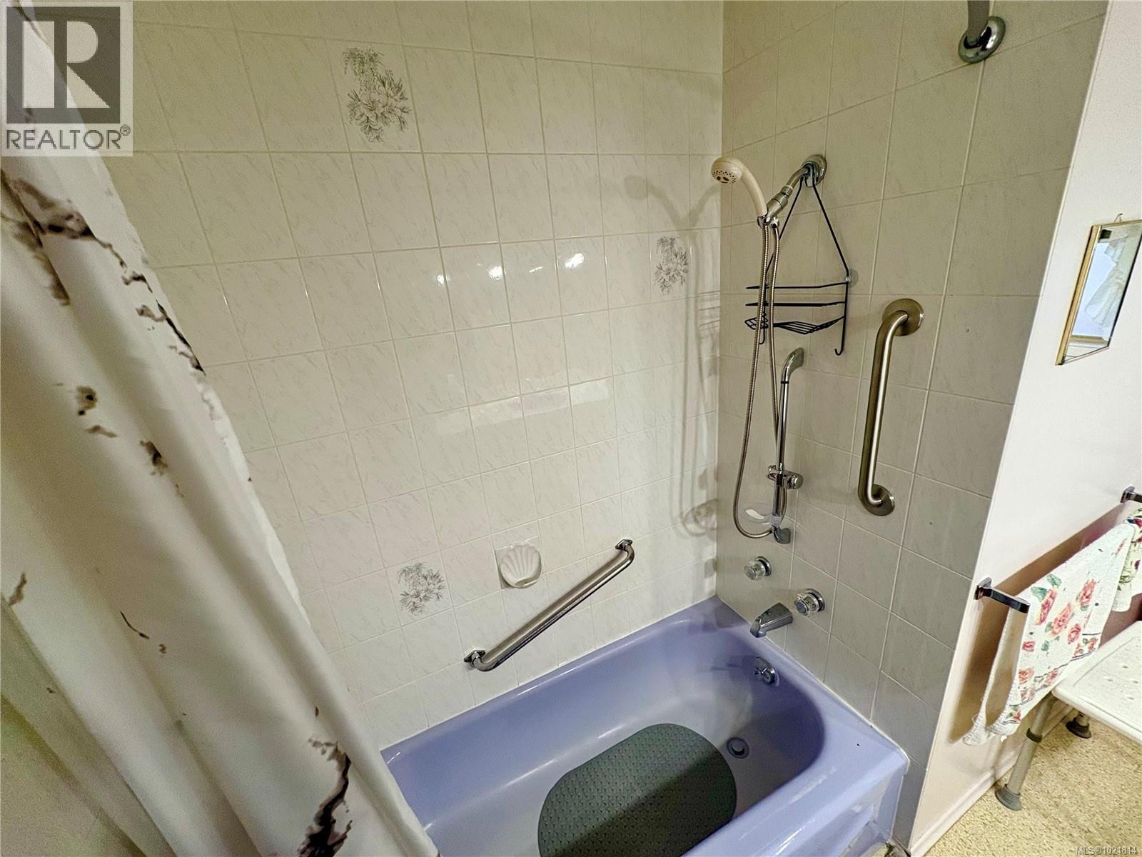 Bathroom with shower / tub combo with curtain - 2738 14Th Ave, Port Alberni, BC - Indoor Photo Showing Bathroom