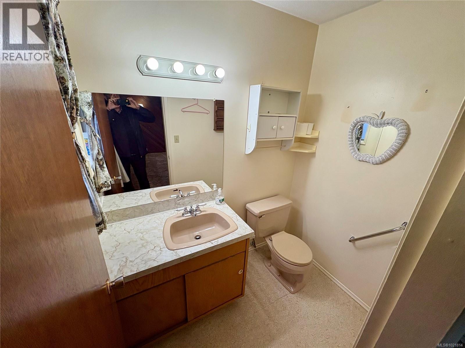 Half bath with vanity and baseboards - 2738 14Th Ave, Port Alberni, BC - Indoor Photo Showing Bathroom