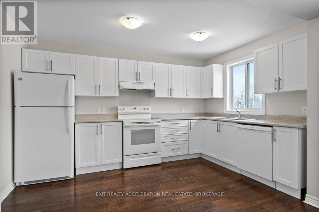 87 Kanvers Way, Greater Napanee (Greater Napanee), ON - Indoor Photo Showing Kitchen