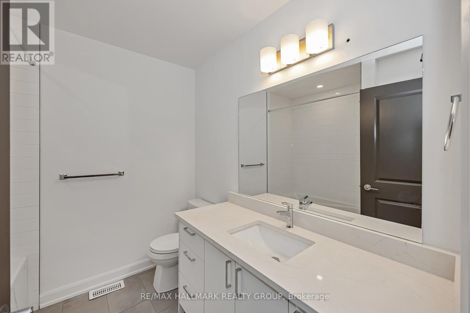 6104 Renaud Rd, Ottawa, ON - Indoor Photo Showing Bathroom