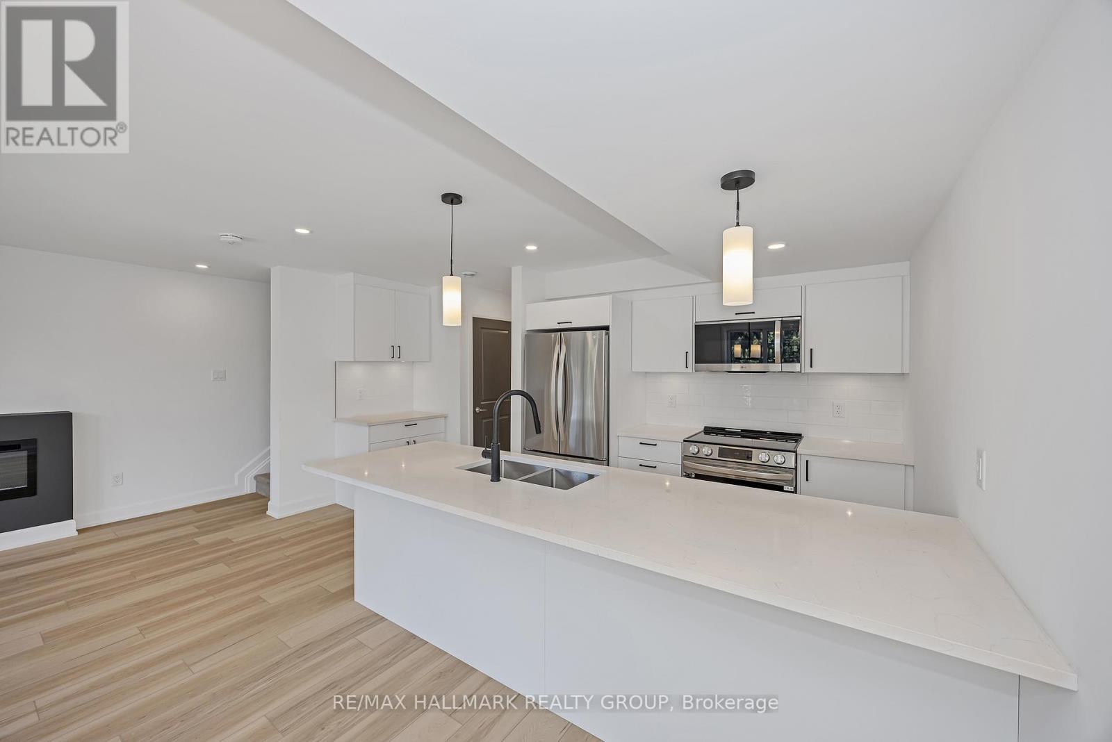 6104 Renaud Rd, Ottawa, ON - Indoor Photo Showing Kitchen With Stainless Steel Kitchen With Double Sink With Upgraded Kitchen