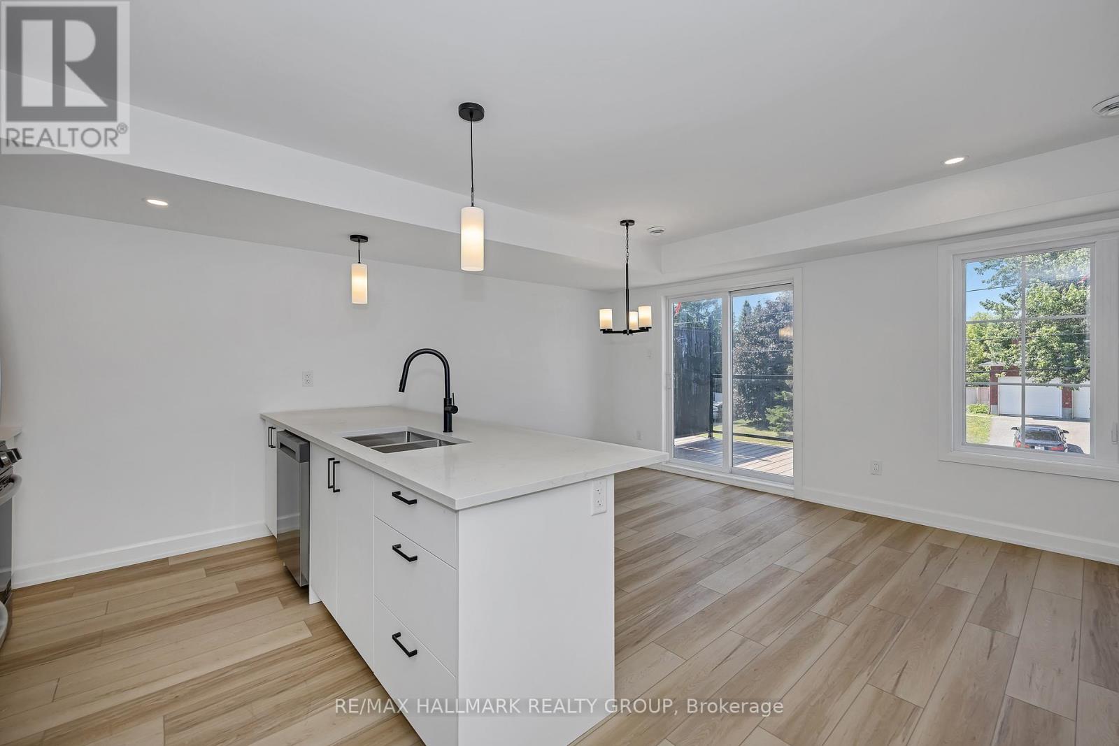 6104 Renaud Rd, Ottawa, ON - Indoor Photo Showing Kitchen With Double Sink