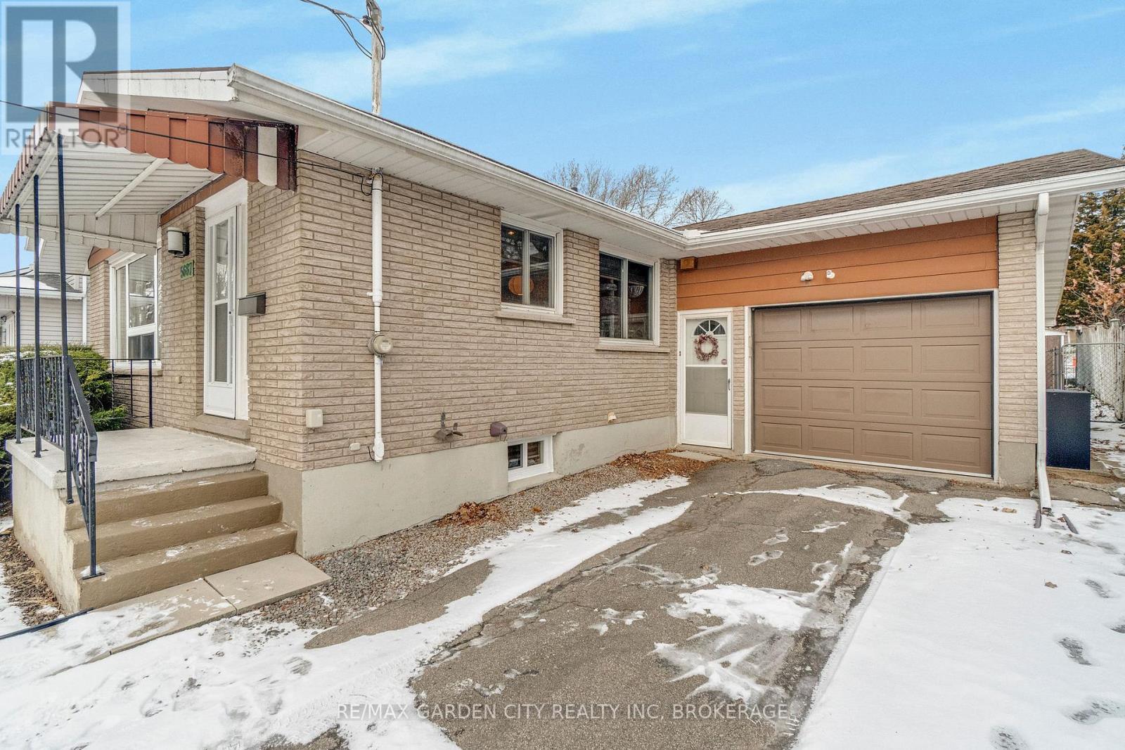 5687 Murray Street, Niagara Falls (Dorchester), ON - Outdoor With Exterior