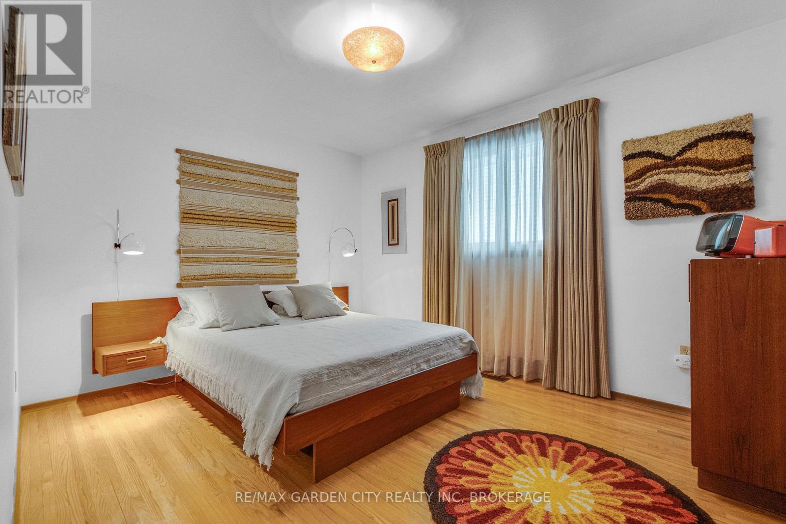 5687 Murray Street, Niagara Falls (Dorchester), ON - Indoor Photo Showing Bedroom