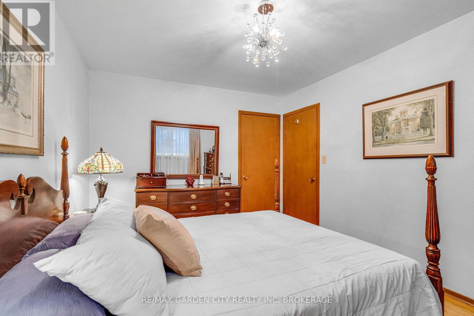 5687 Murray Street, Niagara Falls (Dorchester), ON - Indoor Photo Showing Bedroom
