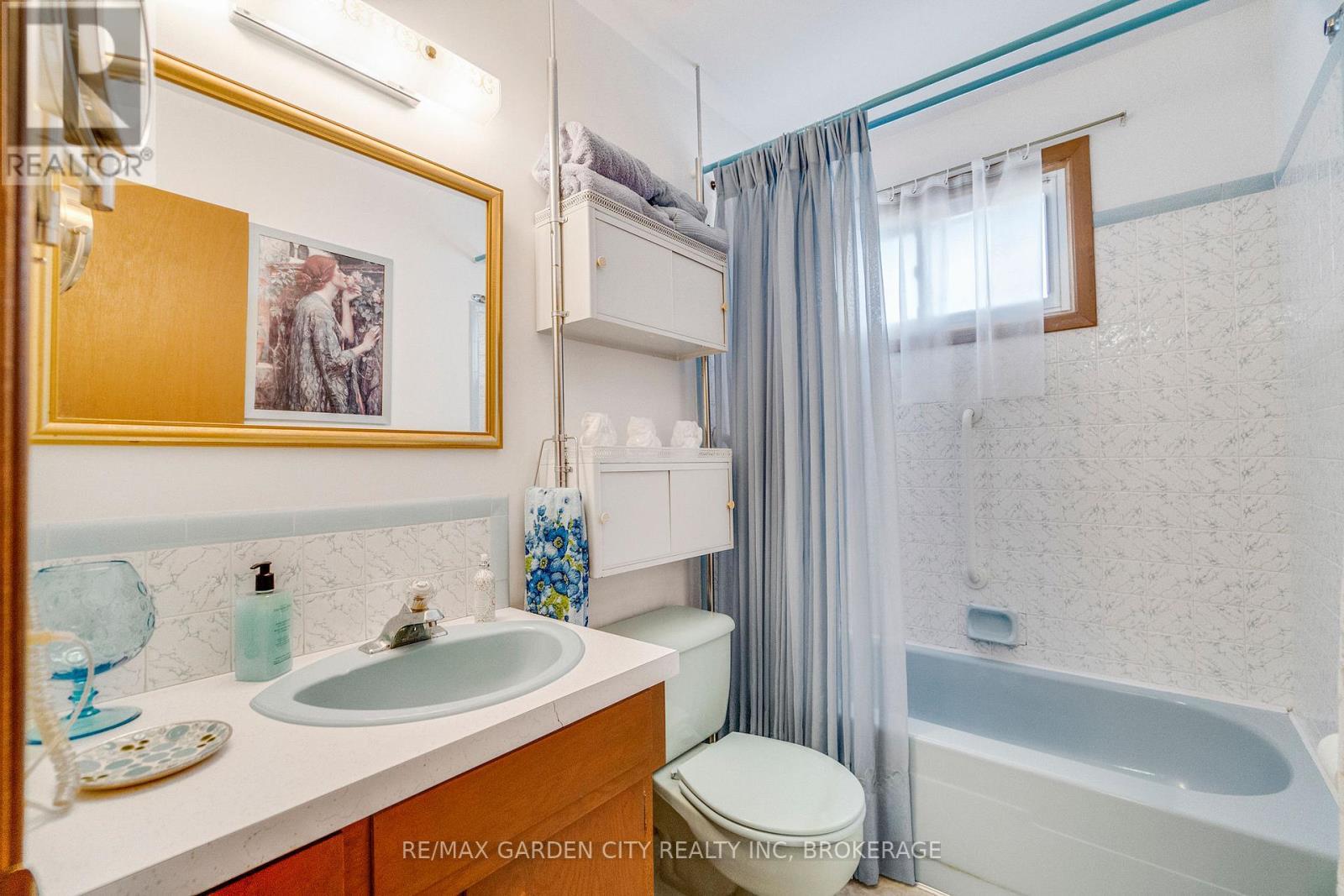 5687 Murray Street, Niagara Falls (Dorchester), ON - Indoor Photo Showing Bathroom