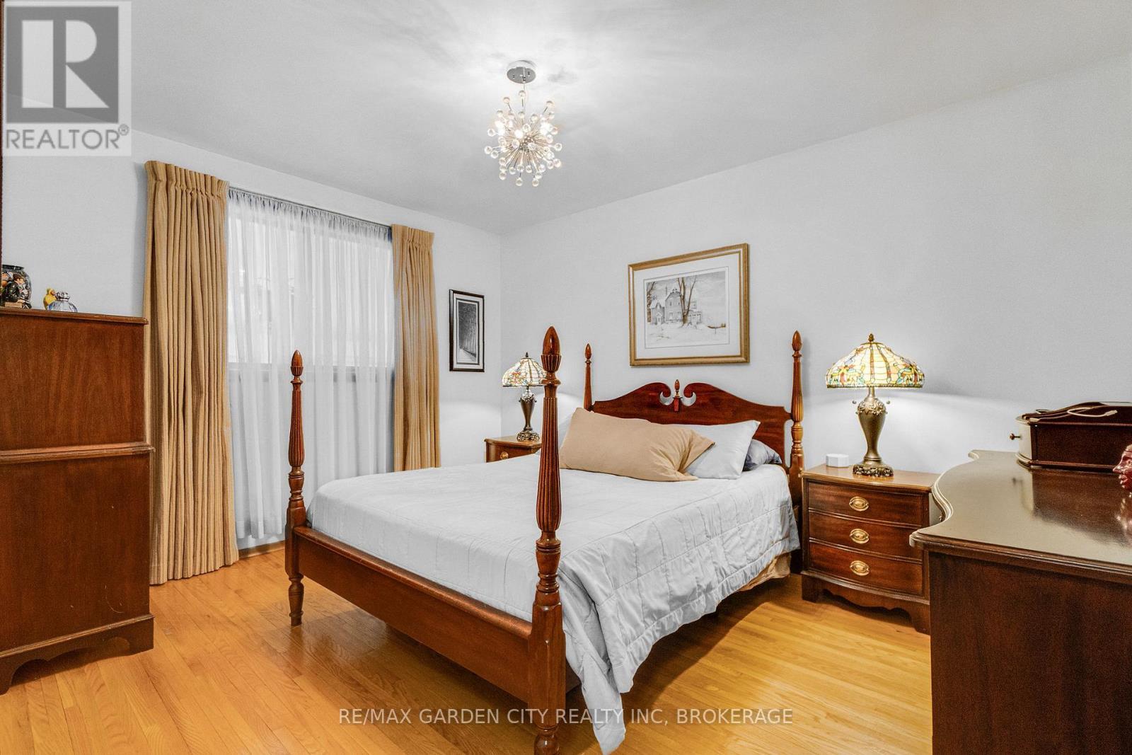 5687 Murray Street, Niagara Falls (Dorchester), ON - Indoor Photo Showing Bedroom