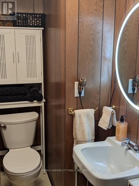 5687 Murray Street, Niagara Falls (Dorchester), ON - Indoor Photo Showing Bathroom