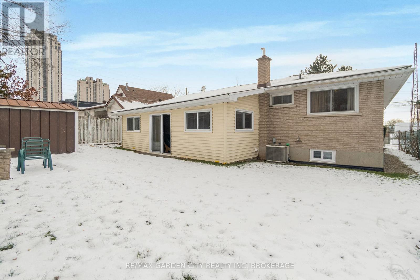 5687 Murray Street, Niagara Falls (Dorchester), ON - Outdoor With Exterior