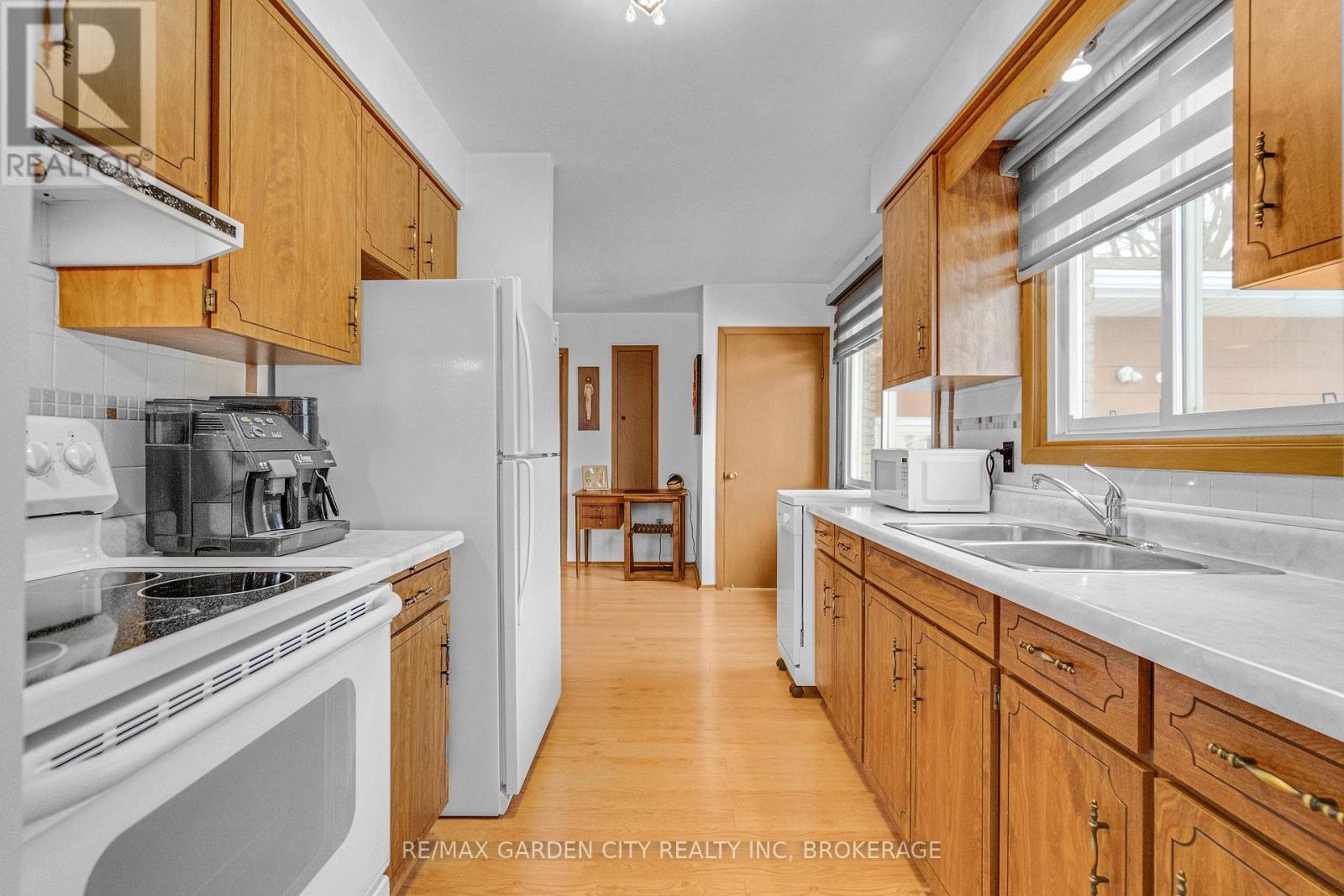 5687 Murray Street, Niagara Falls (Dorchester), ON - Indoor Photo Showing Kitchen With Double Sink