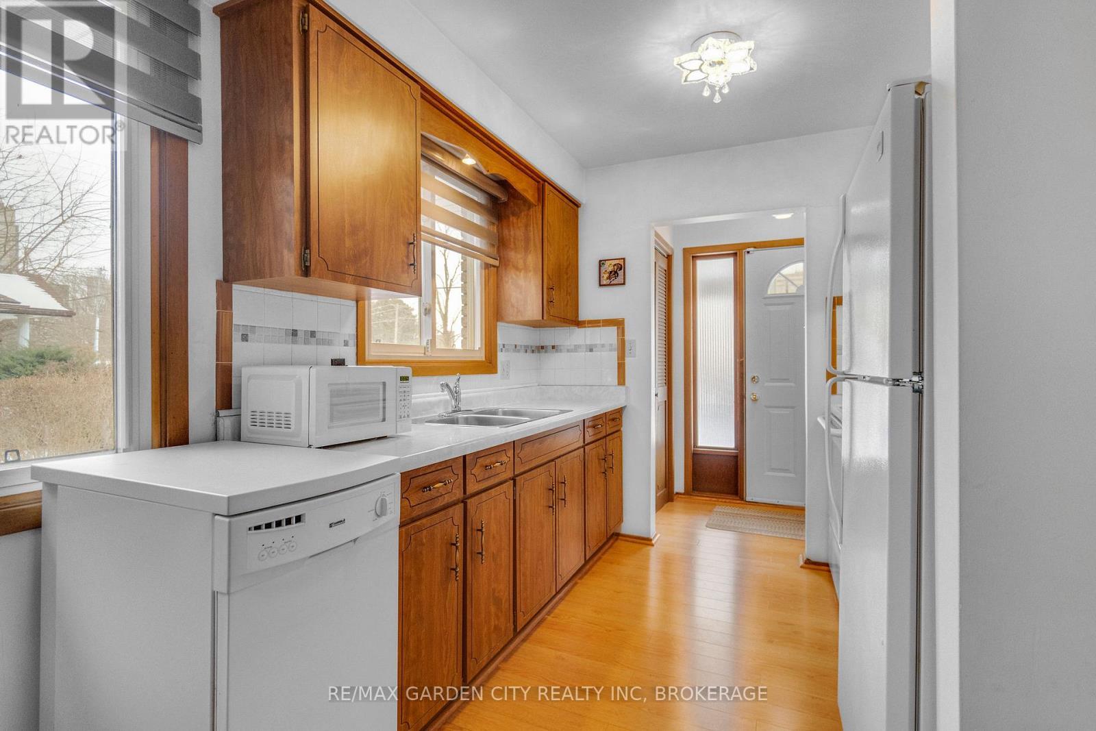 5687 Murray Street, Niagara Falls (Dorchester), ON - Indoor Photo Showing Kitchen With Double Sink