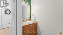 Entrance 2-pc bath -