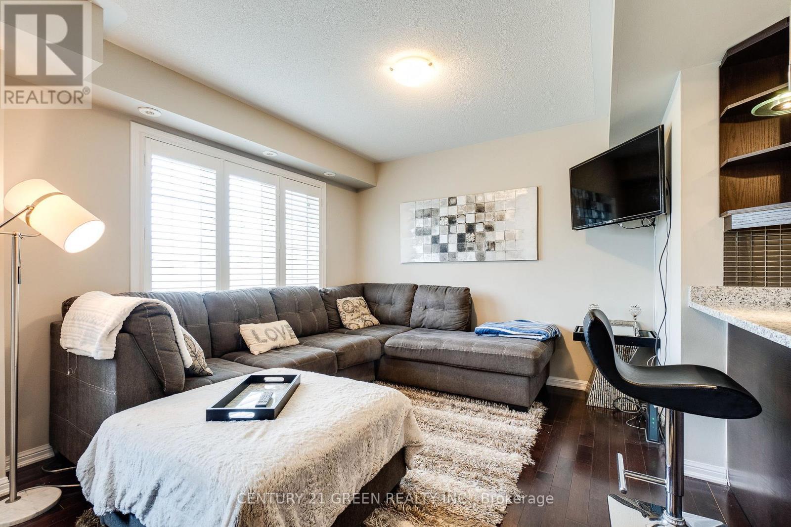 24 - 2614 Dashwood Drive, Oakville, ON - Indoor Photo Showing Living Room