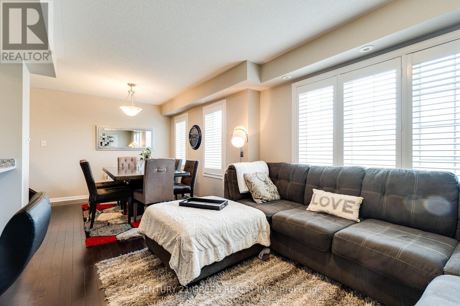 24 - 2614 Dashwood Drive, Oakville, ON - Indoor Photo Showing Living Room