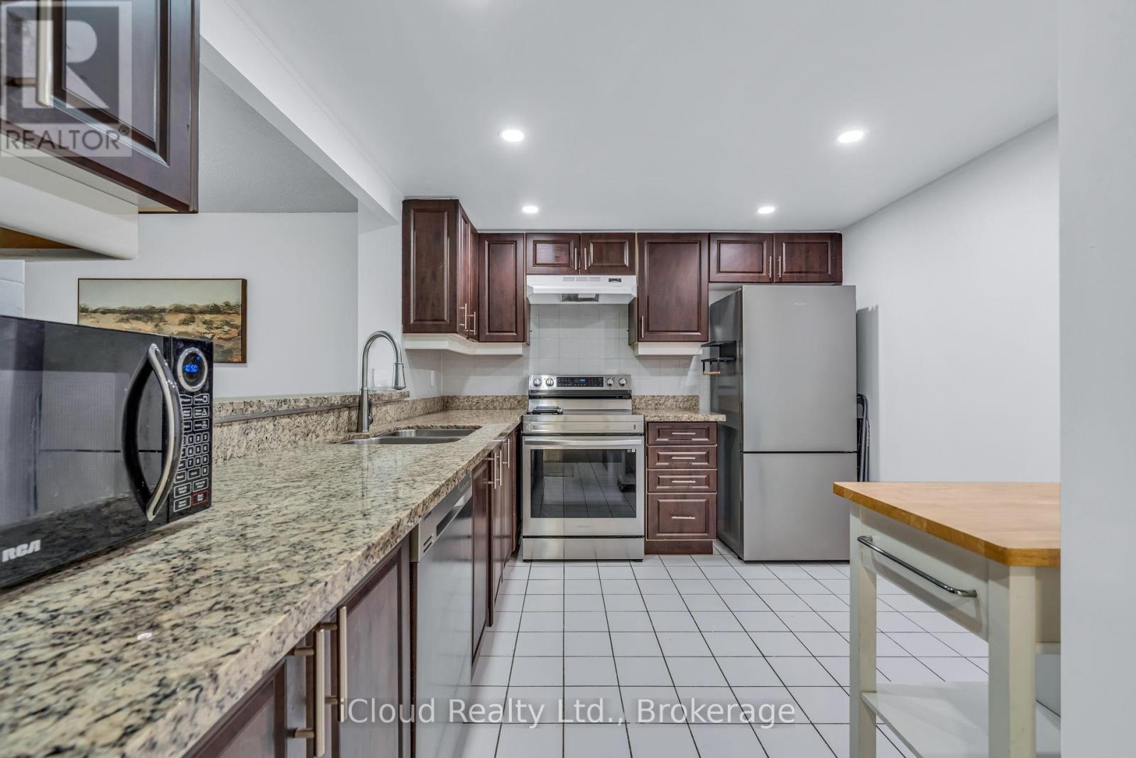 611 - 88 Corporate Drive, Toronto, ON - Indoor Photo Showing Kitchen With Double Sink