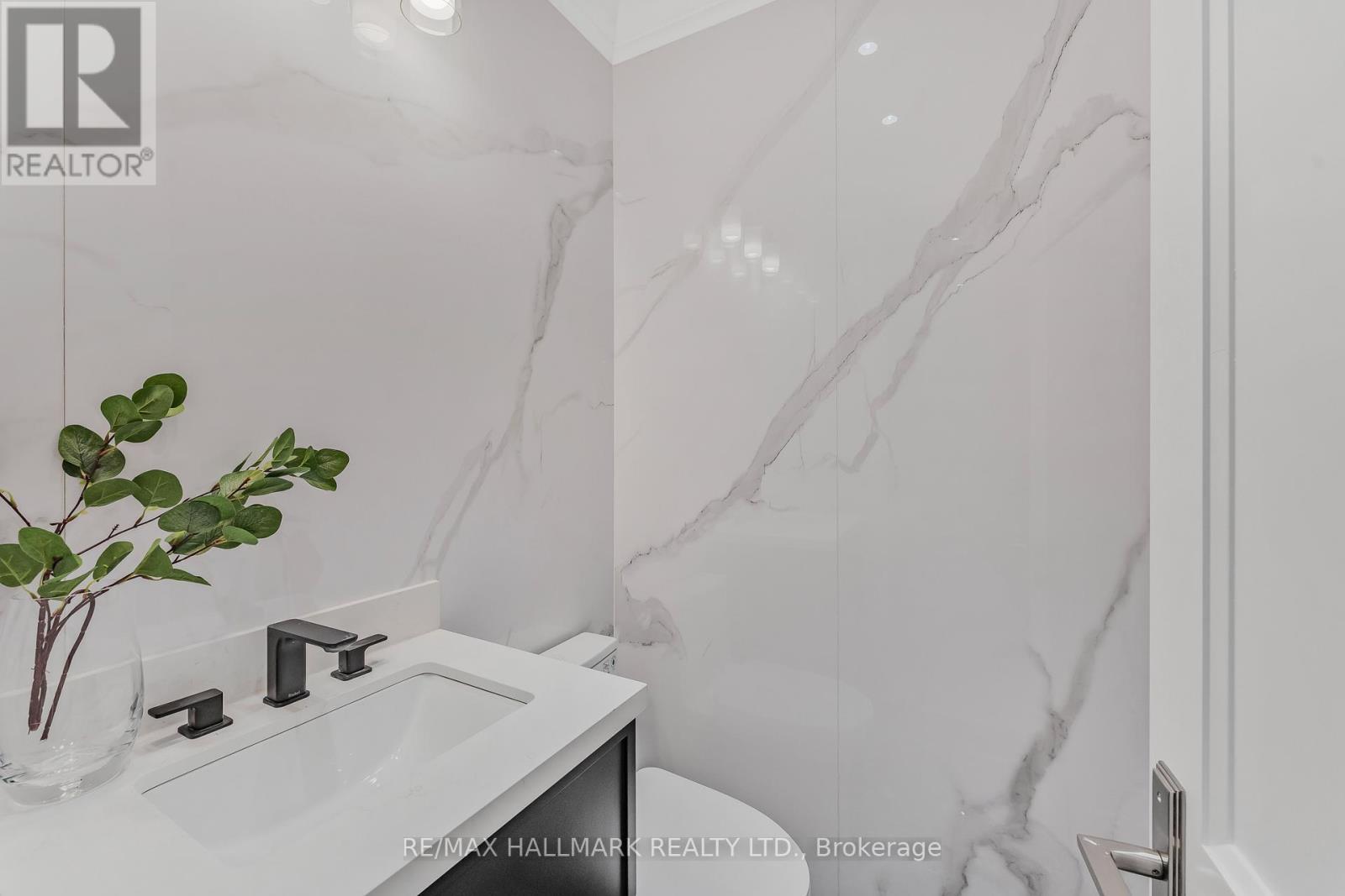42 Agar Crescent, Toronto, ON - Indoor Photo Showing Bathroom