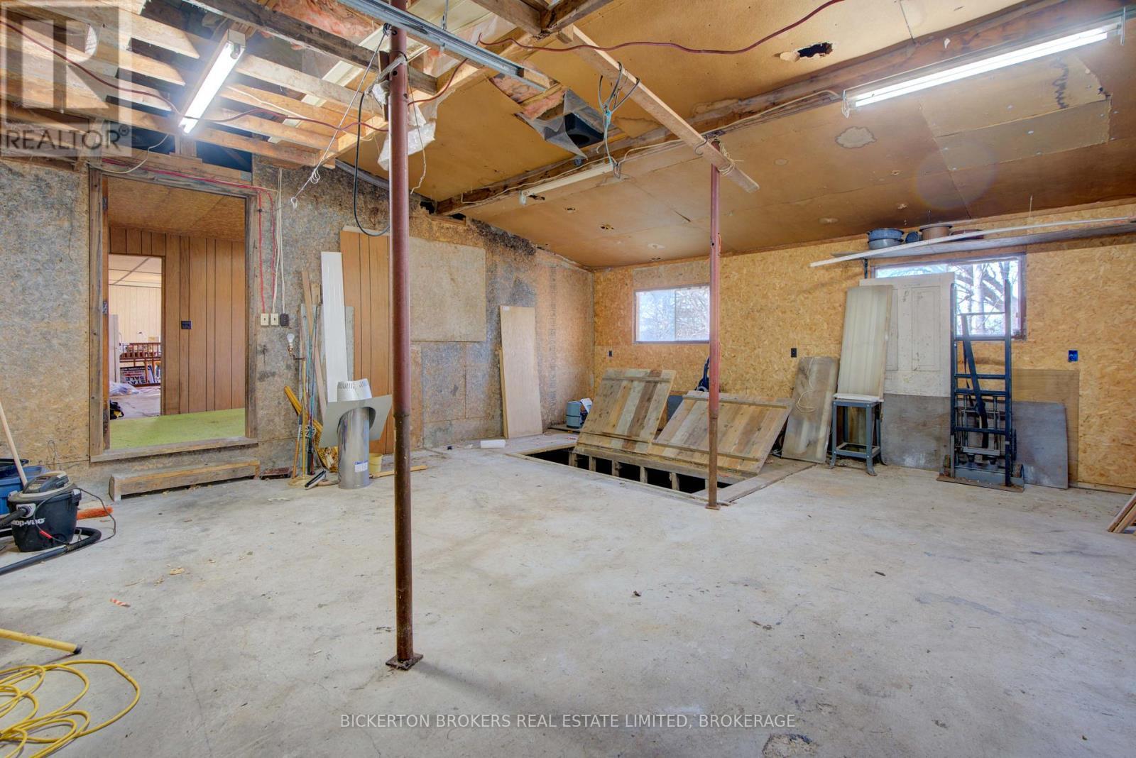 646 Cty Rd 2 Road, Front Of Leeds & Seeleys Bay, ON - Indoor Photo Showing Garage