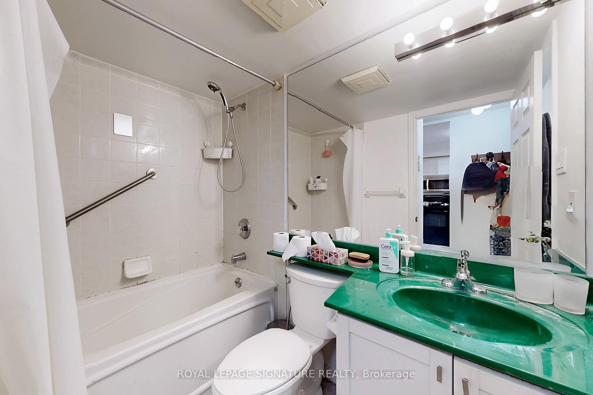 205-300 Balliol Street, Toronto, ON - Indoor Photo Showing Bathroom
