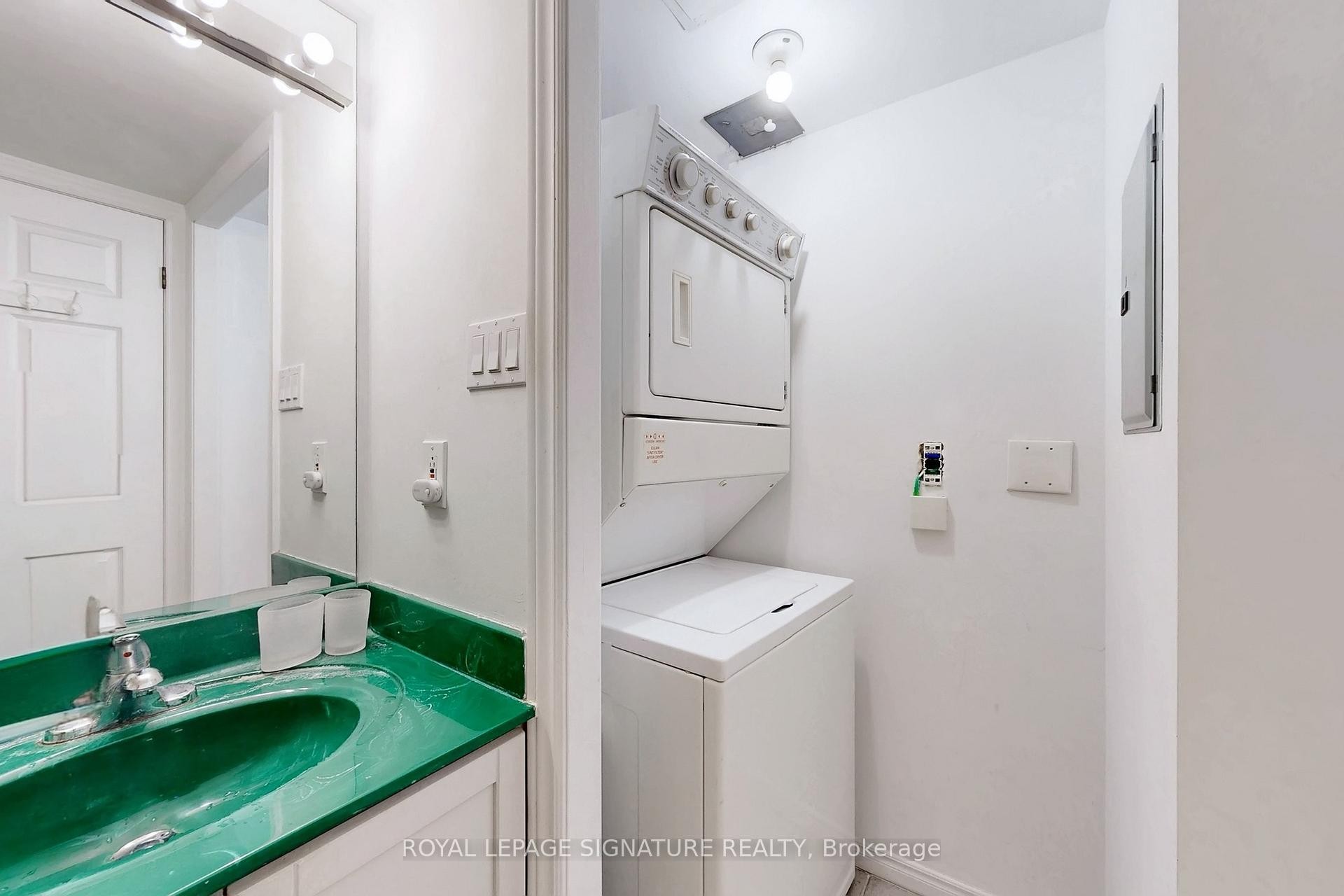 205-300 Balliol Street, Toronto, ON - Indoor Photo Showing Laundry Room