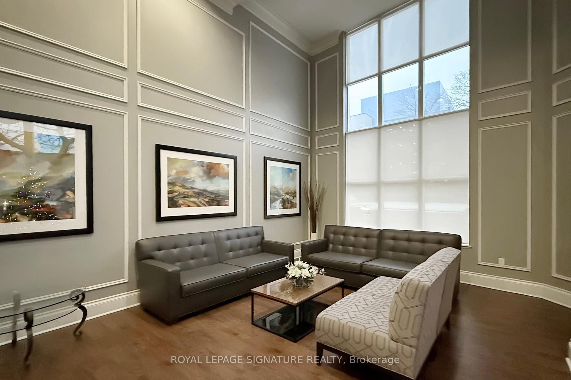 205-300 Balliol Street, Toronto, ON - Indoor Photo Showing Living Room