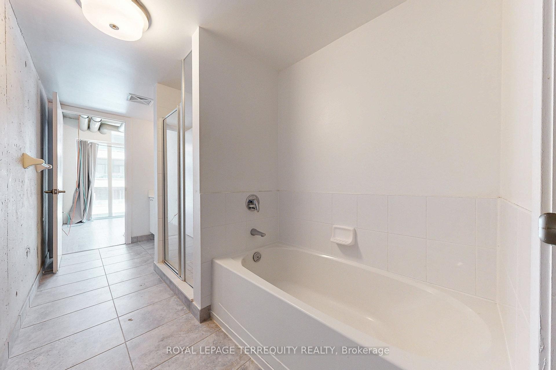 525-150 Sudbury Street, Toronto, ON - Indoor Photo Showing Bathroom