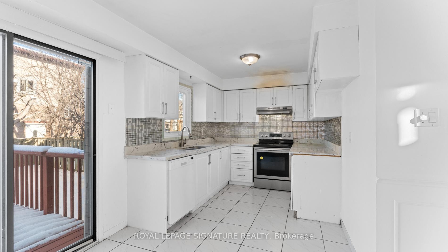 18 Charlton Crescent, Ajax, ON - Indoor Photo Showing Kitchen