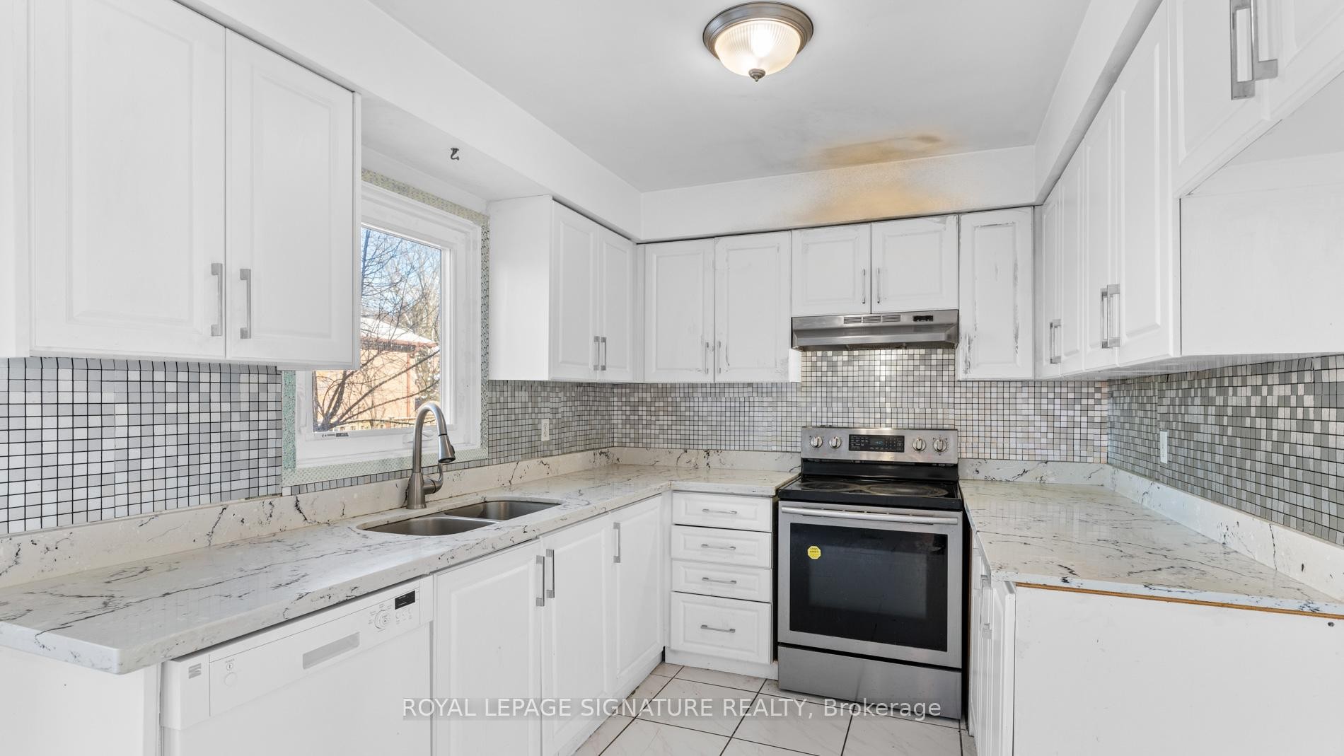 18 Charlton Crescent, Ajax, ON - Indoor Photo Showing Kitchen With Double Sink With Upgraded Kitchen
