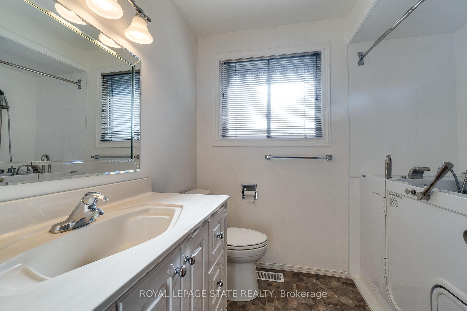286 West 18Th Street, Hamilton, ON - Indoor Photo Showing Bathroom