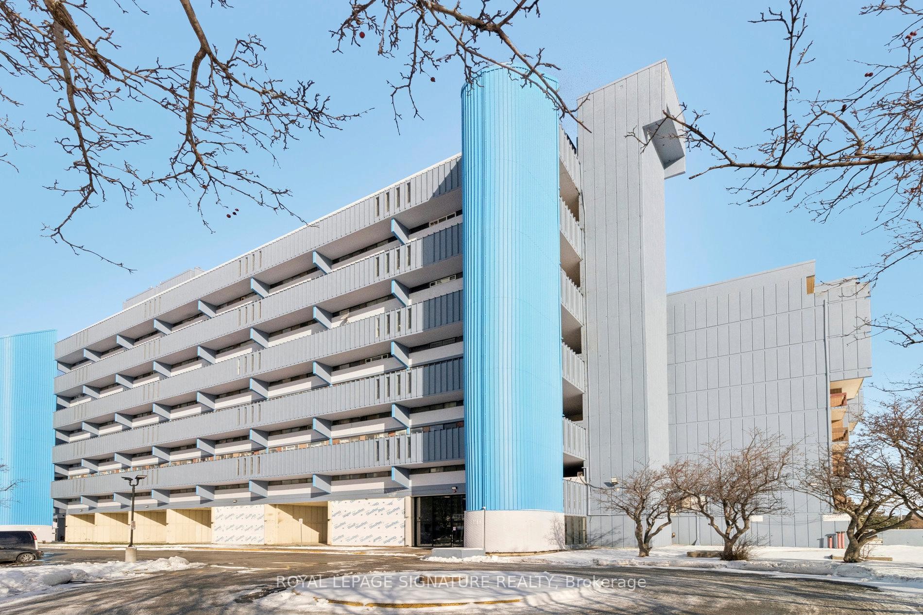 720-4645 Jane Street, Toronto, ON - Outdoor