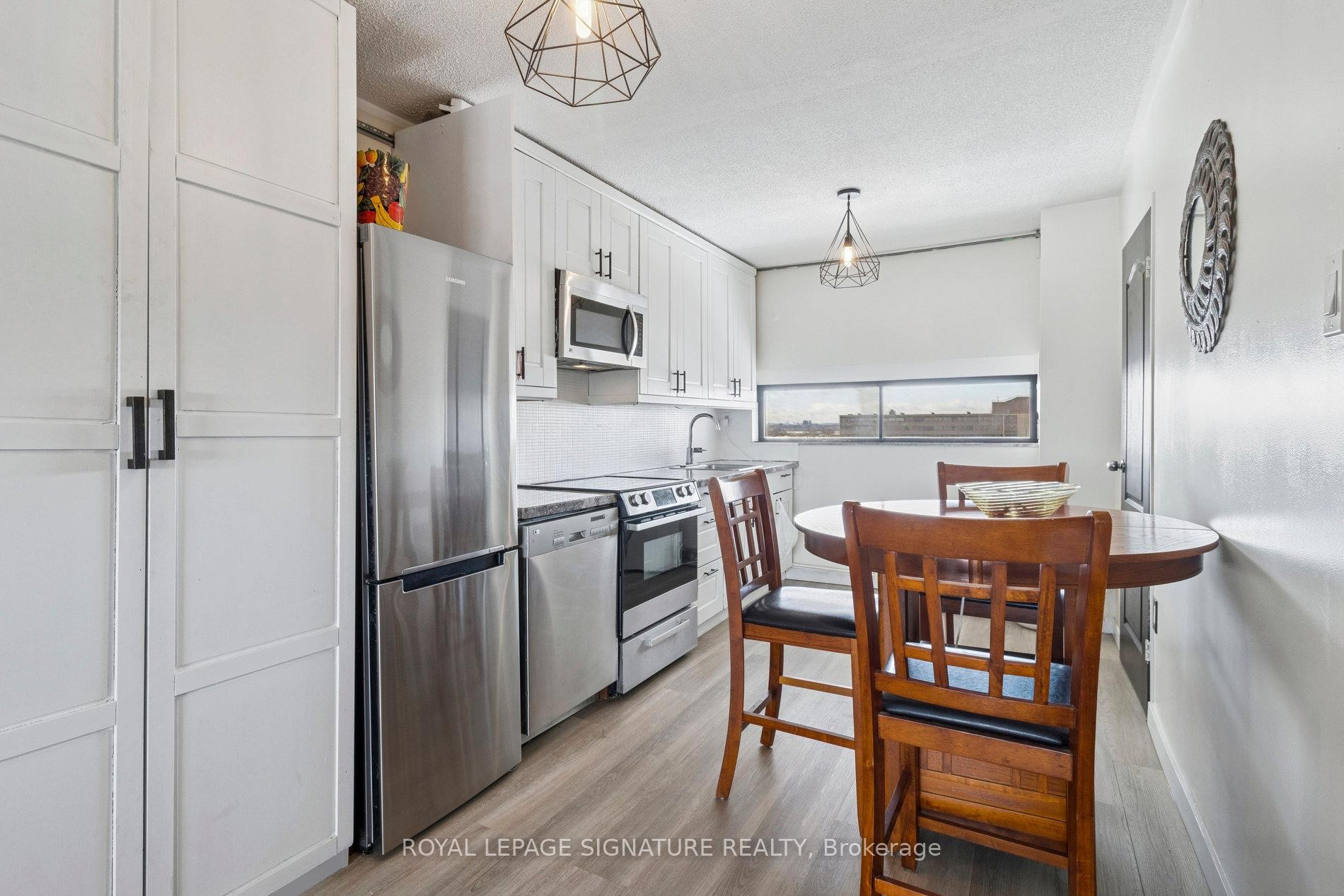 720-4645 Jane Street, Toronto, ON - Indoor Photo Showing Kitchen
