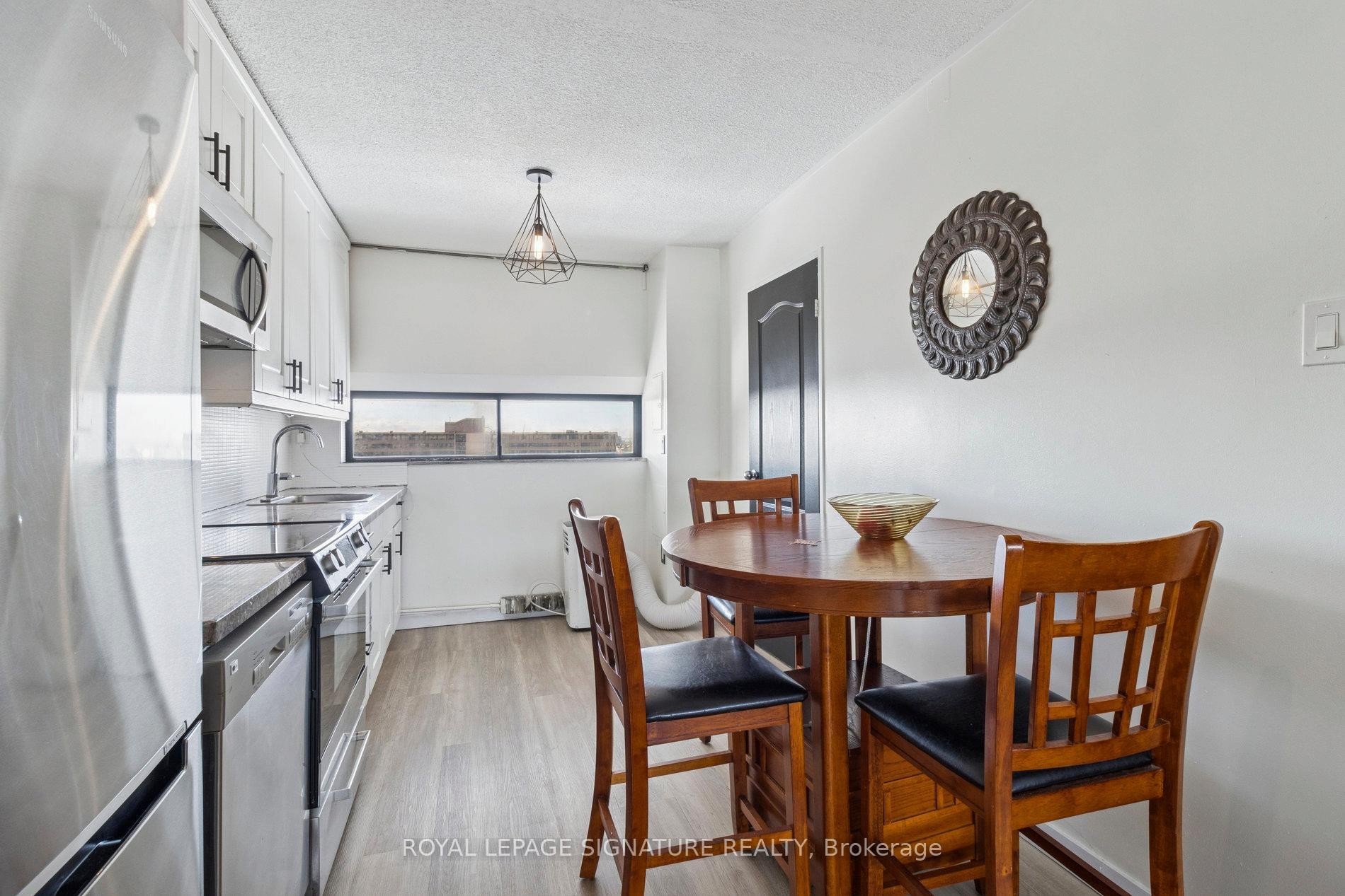 720-4645 Jane Street, Toronto, ON - Indoor Photo Showing Dining Room