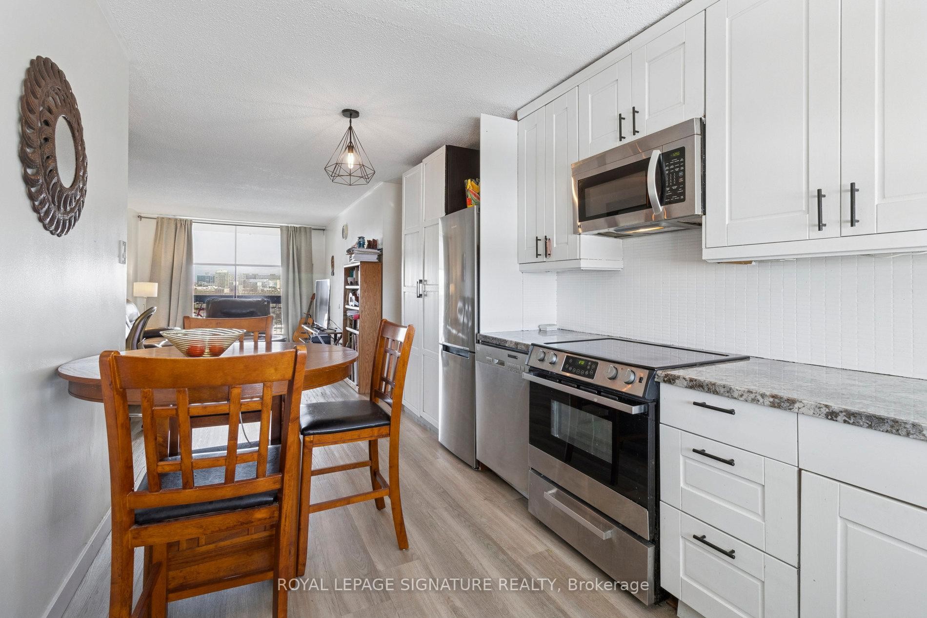 720-4645 Jane Street, Toronto, ON - Indoor Photo Showing Kitchen With Upgraded Kitchen