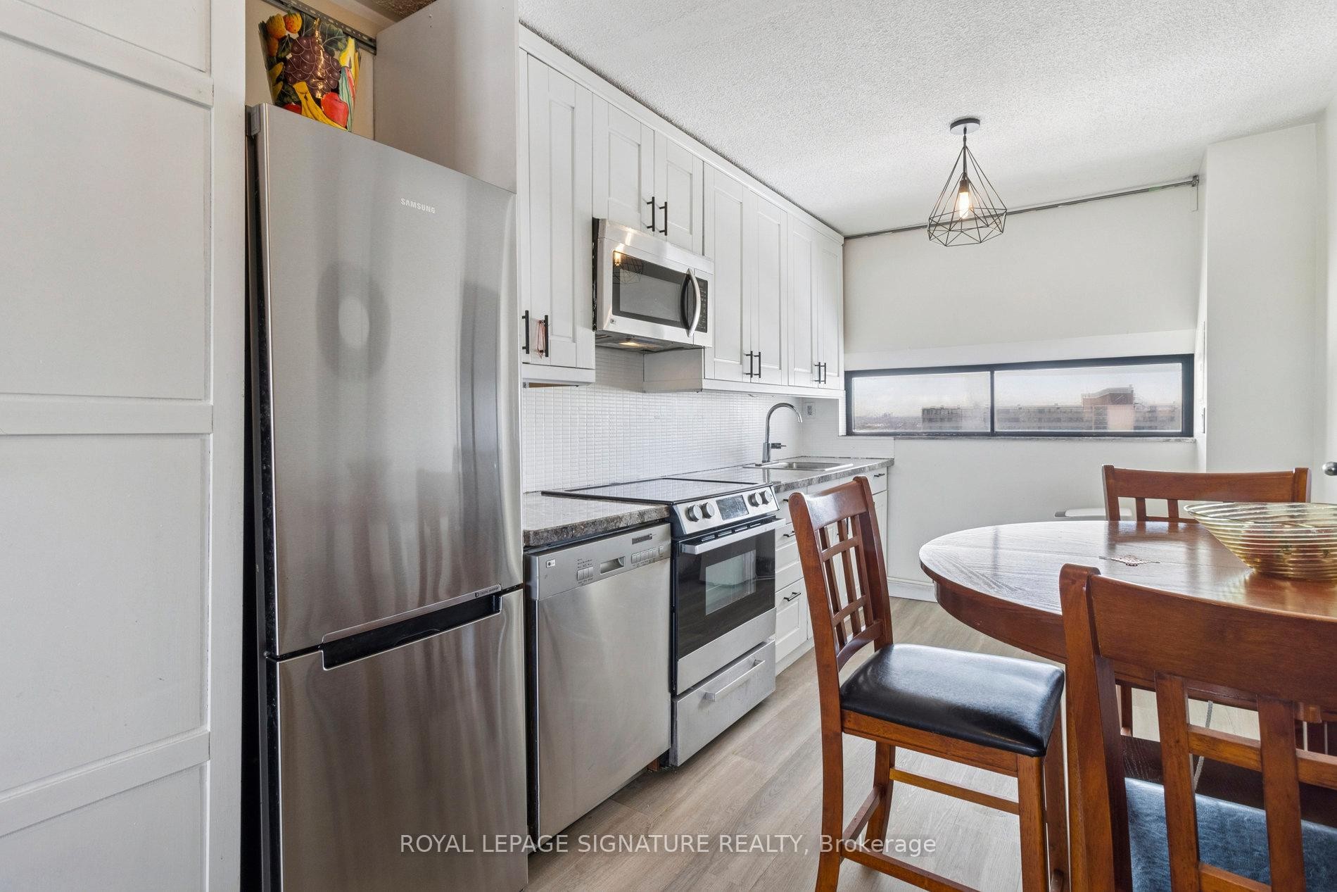720-4645 Jane Street, Toronto, ON - Indoor Photo Showing Kitchen