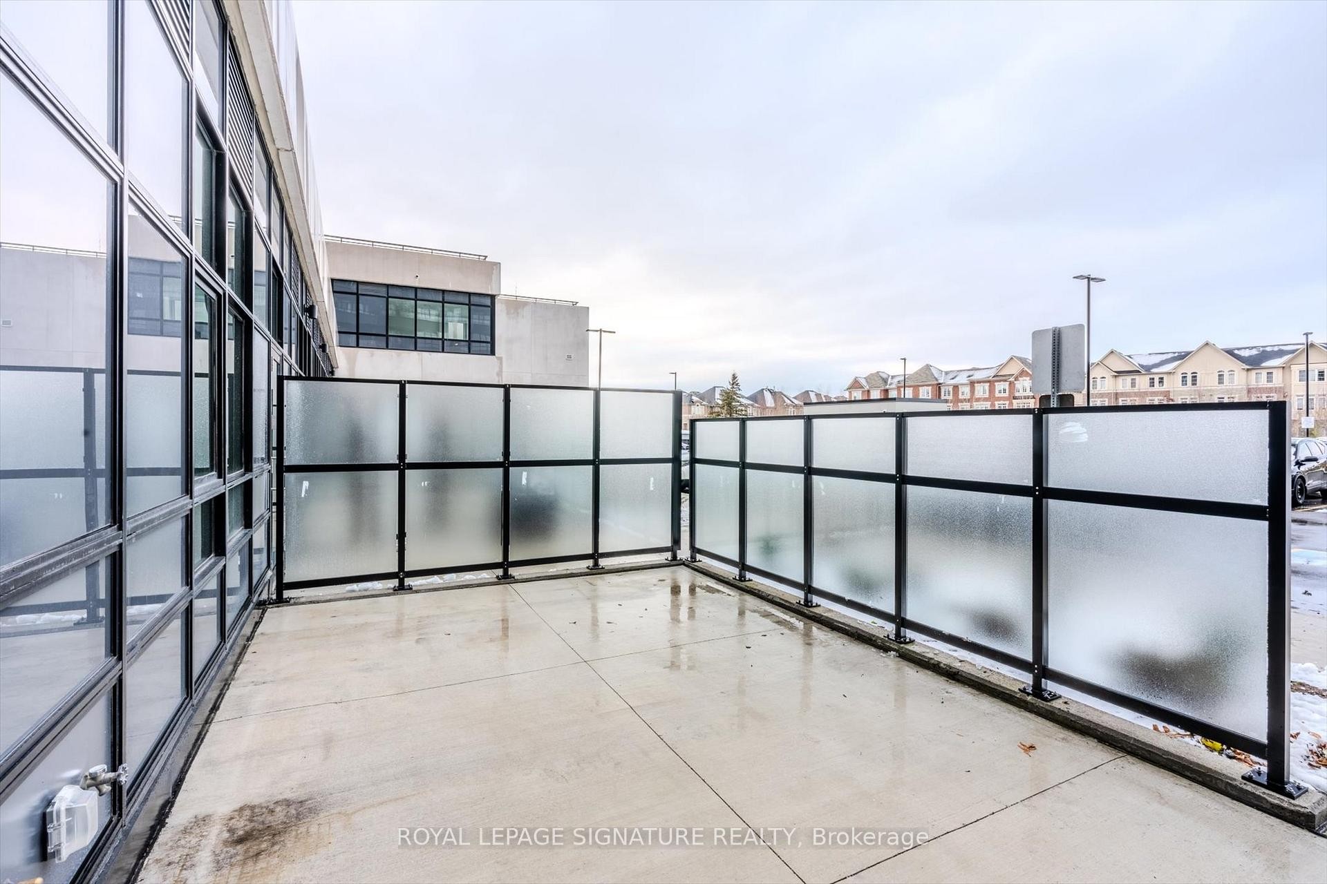 132-395 Dundas Street W, Oakville, ON - Outdoor