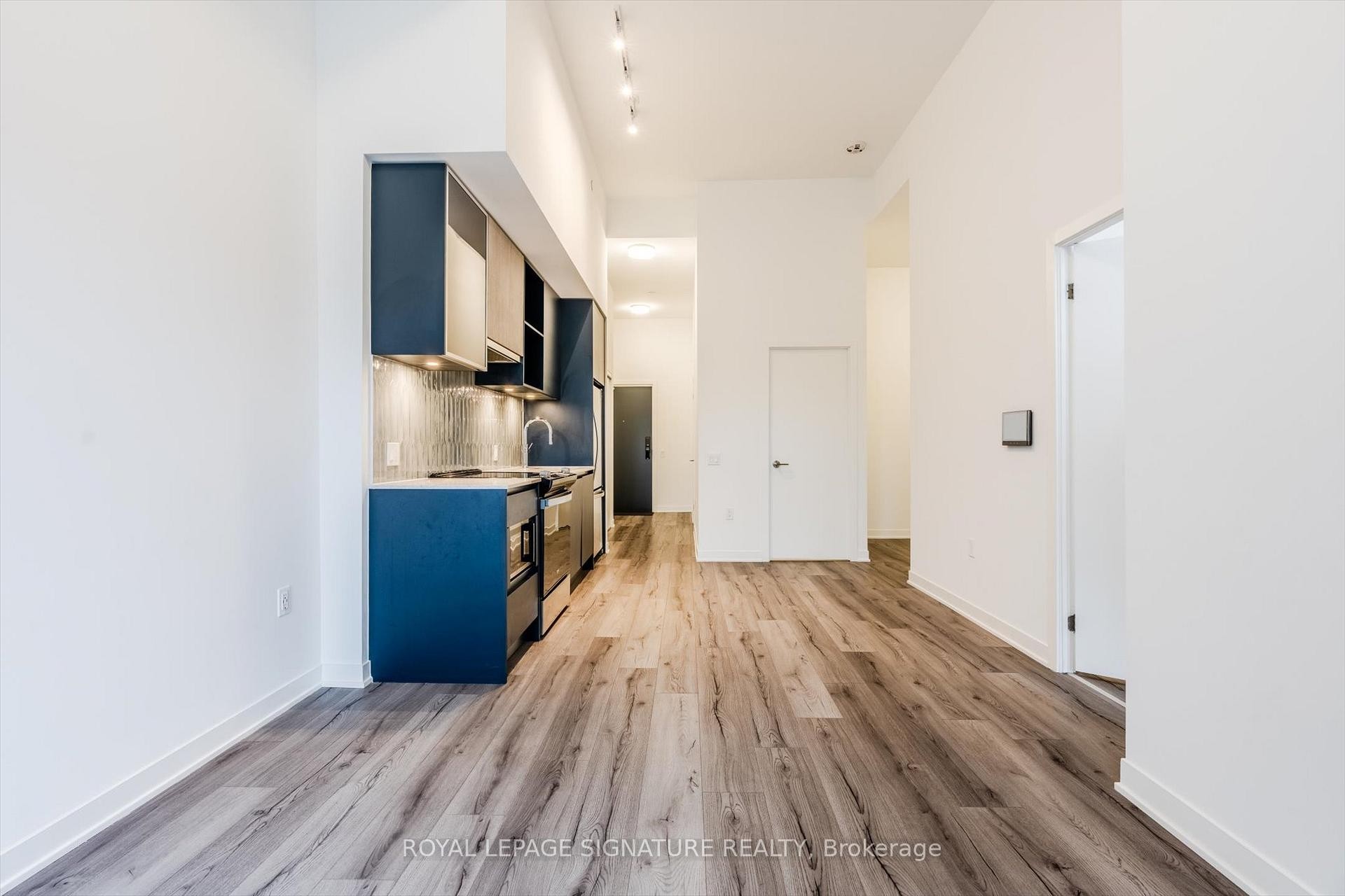 132-395 Dundas Street W, Oakville, ON - Indoor