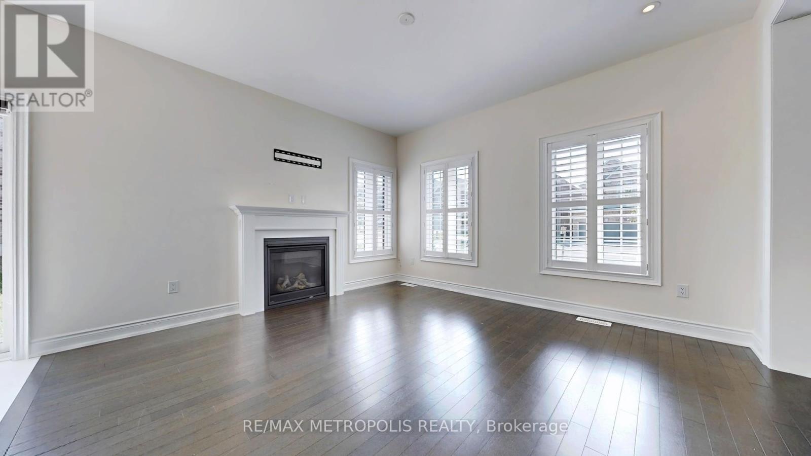 156 Muirfield Drive, Barrie, ON - Indoor Photo Showing Living Room With Fireplace