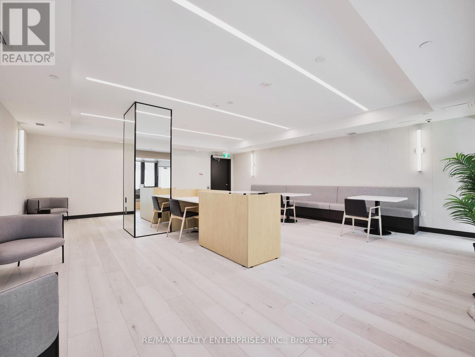 429 - 215 Lakeshore Road W, Mississauga, ON - Indoor