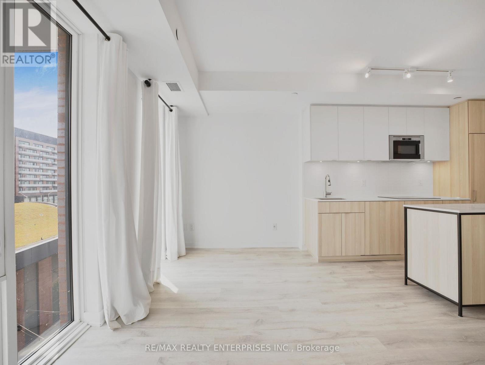 429 - 215 Lakeshore Road W, Mississauga, ON - Indoor Photo Showing Kitchen