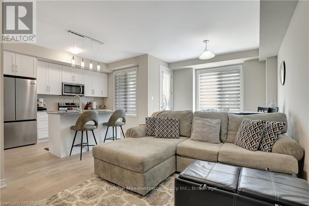119 - 10 Birmingham Drive, Cambridge, ON - Indoor Photo Showing Living Room