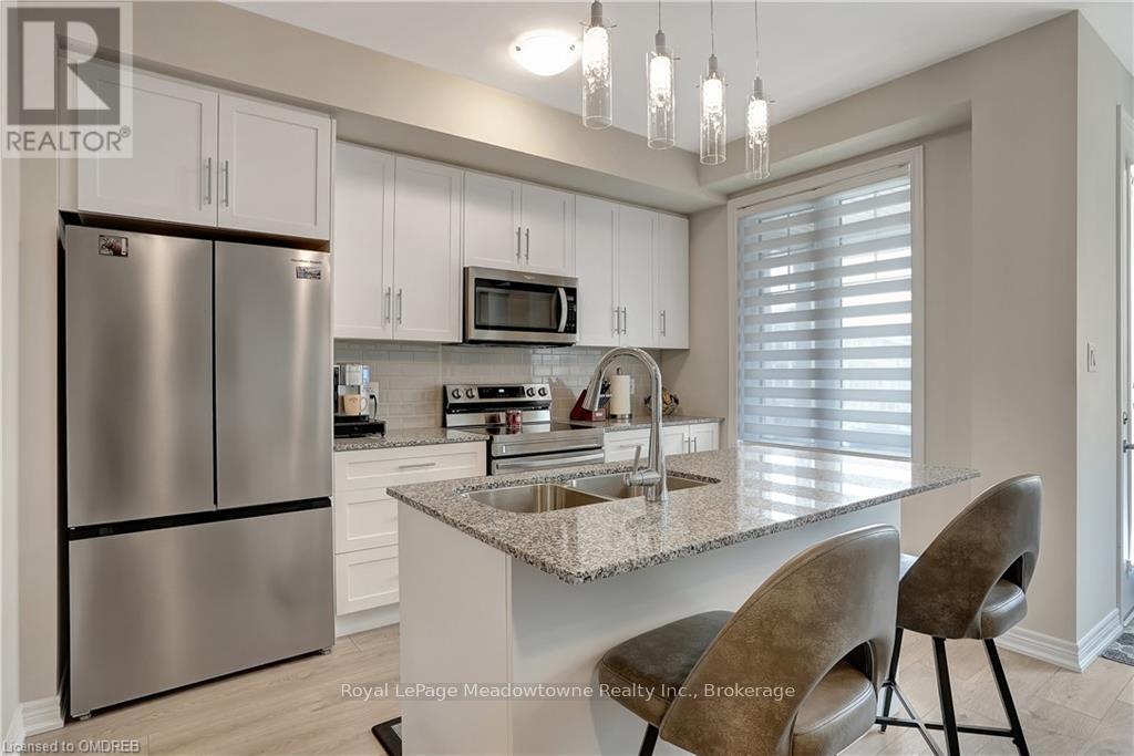 119 - 10 Birmingham Drive, Cambridge, ON - Indoor Photo Showing Kitchen With Stainless Steel Kitchen With Double Sink With Upgraded Kitchen